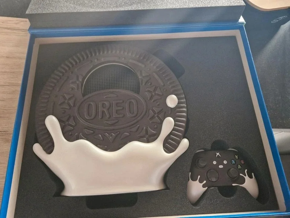 O console com a skin de biscoito OREO dentro da caixa