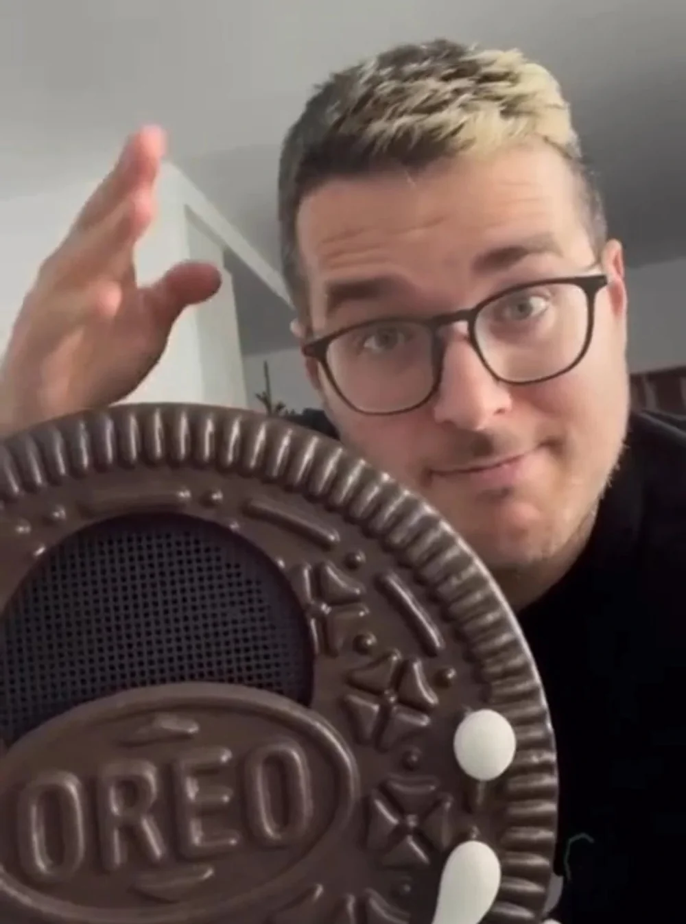 Um ganhador mostrando o console recebido